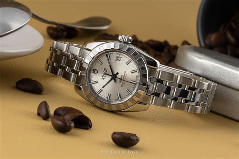 tudor classic date automatico fondo bianco|Pre.